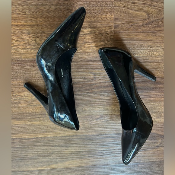 BCBGENERATION Black Patent Leather Pointed Toe Stiletto Pumps 4” Classic | 9 - Picture 3 of 9